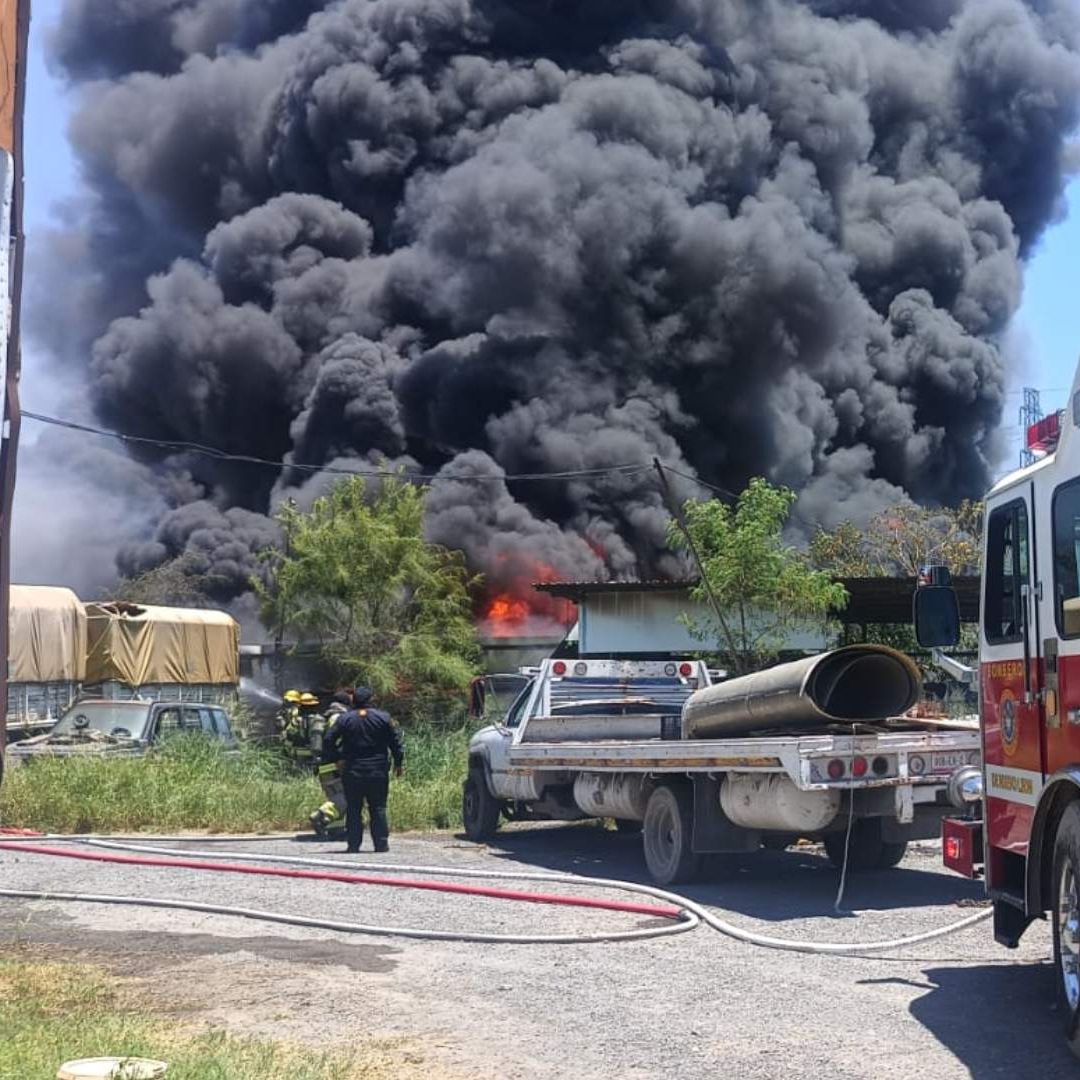 Incendio en recicladora en Escobedo