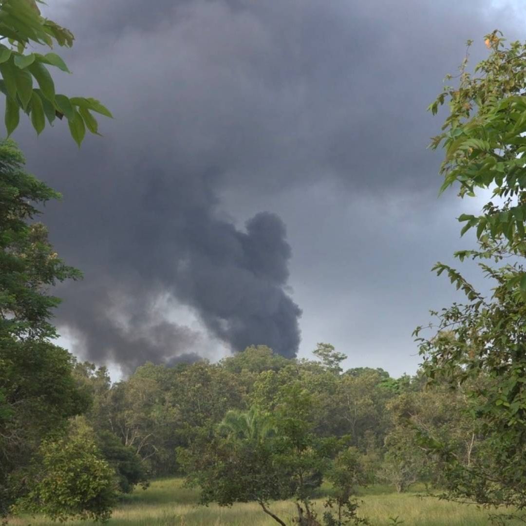 Fuego continúa activo tras explosión en planta de sal en Veracruz