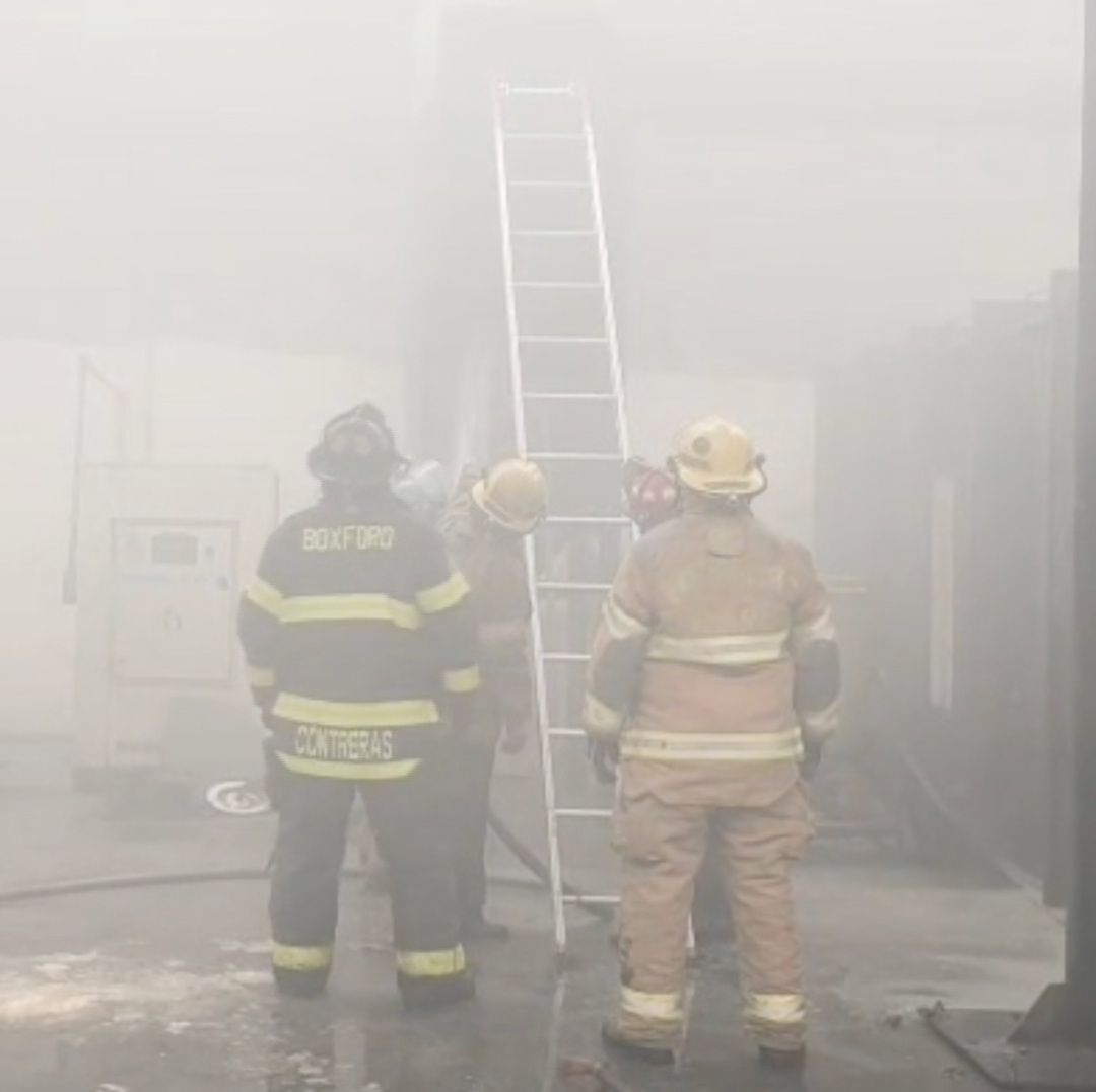 Bomberos controlan incendio en fábrica de pinturas en Guadalupe