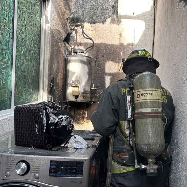 El incendio causó daños en la zotehuela de una vivienda.