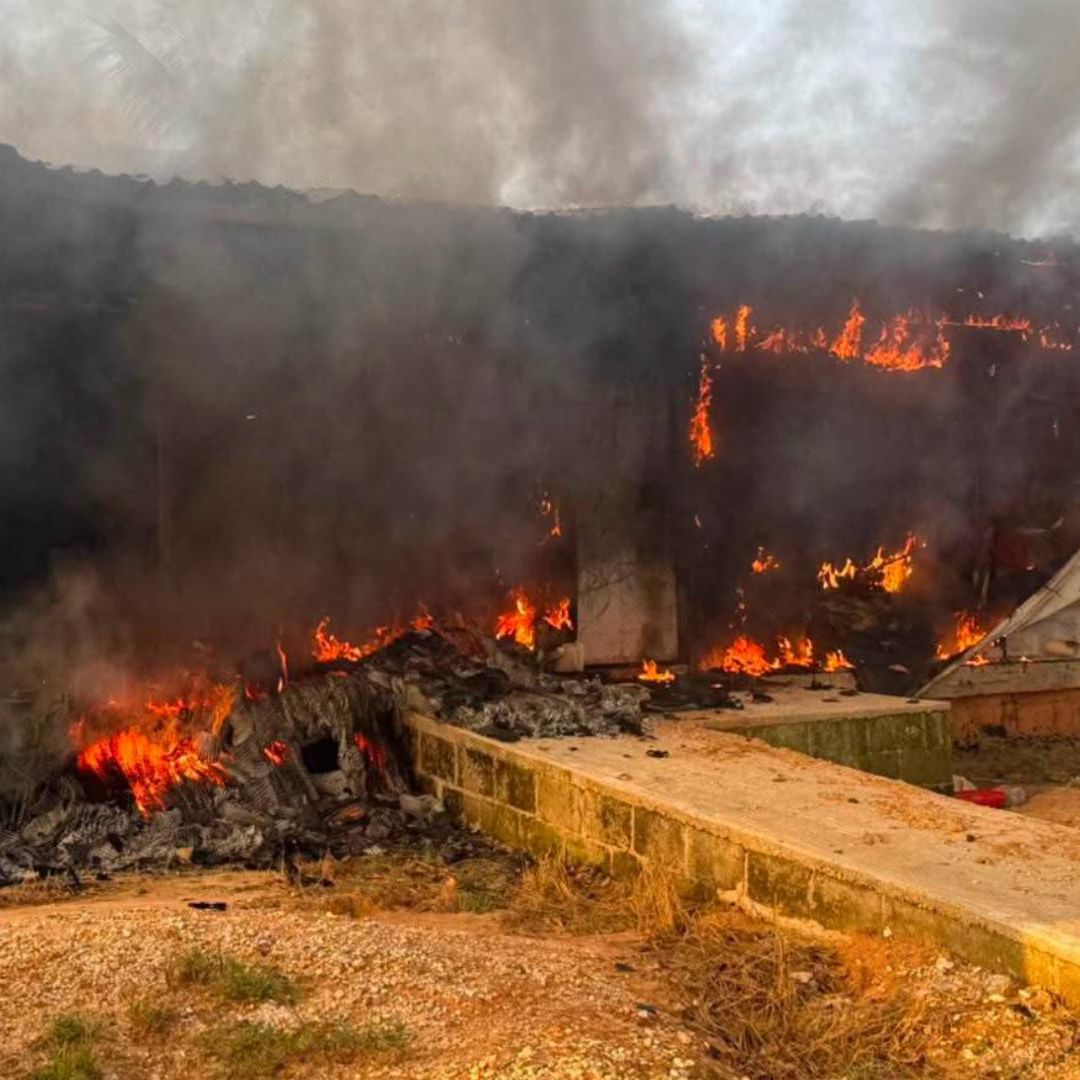 Un incendio se registró dentro de una instalación avícola y fue controlado por cuerpos de auxilio