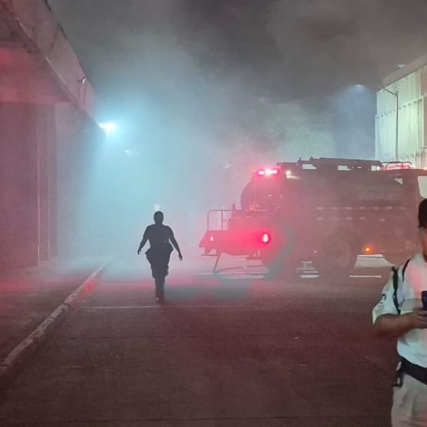 Incendio al interior de la clínica 14 del IMSS en Veracruz moviliza a elementos de bomberos