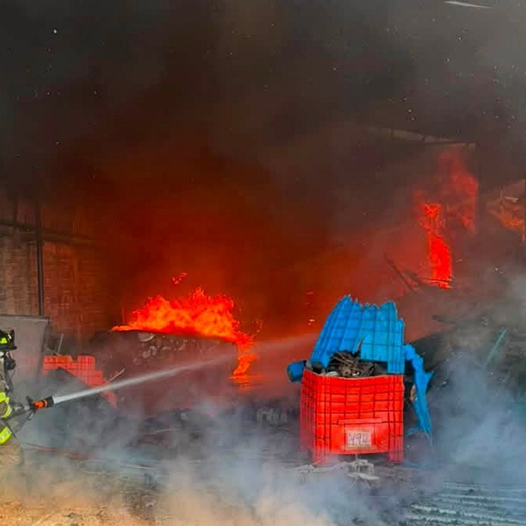 Incendio en fábrica de estopa y material para reciclaje en Morelia. Foto: Facebook @pcmichoacan
