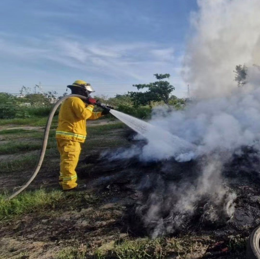 Quema de llantas se sale de control en Dos Lomas, Veracruz