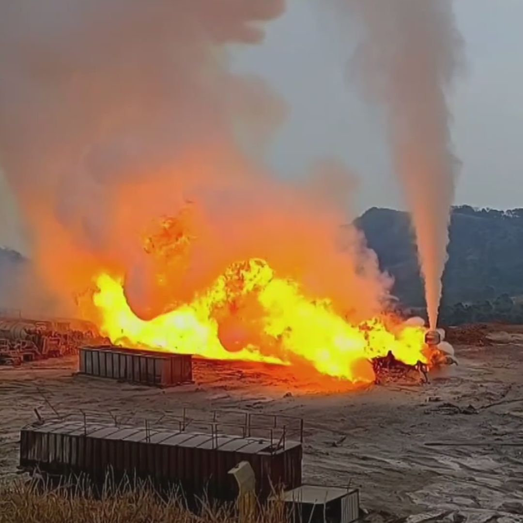El incendio en un pozo de Pemex en Las Choapas, Veracruz, sigue sin ser controlado.
