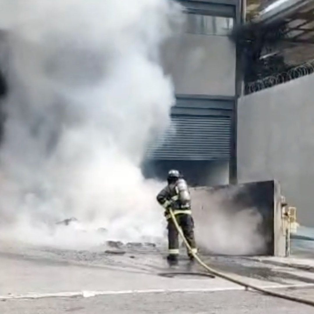 Bomberos sofocan incendio en plaza comercial en Monterrey