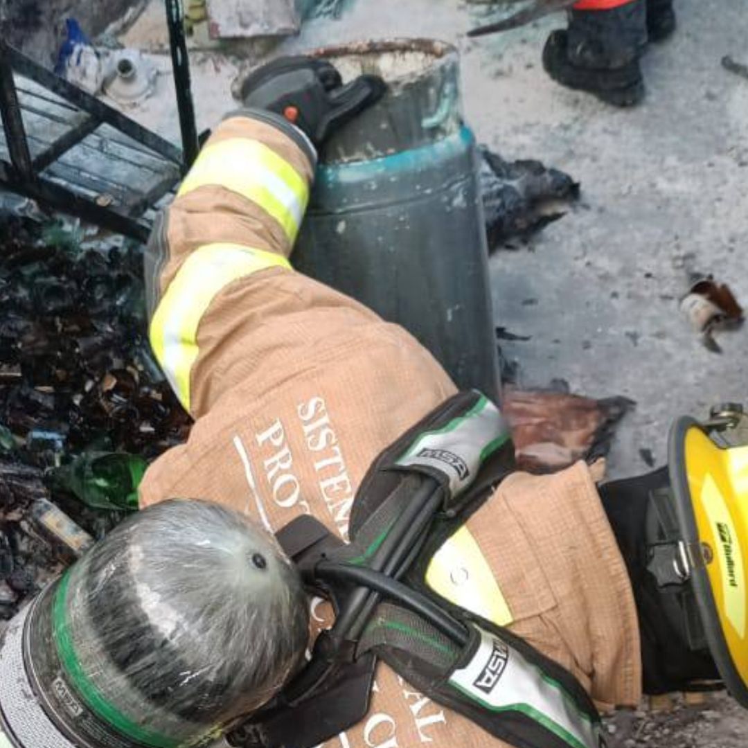 Incendio de tanques de gas y boiler en la colonia Santa Cruz Buenavista.