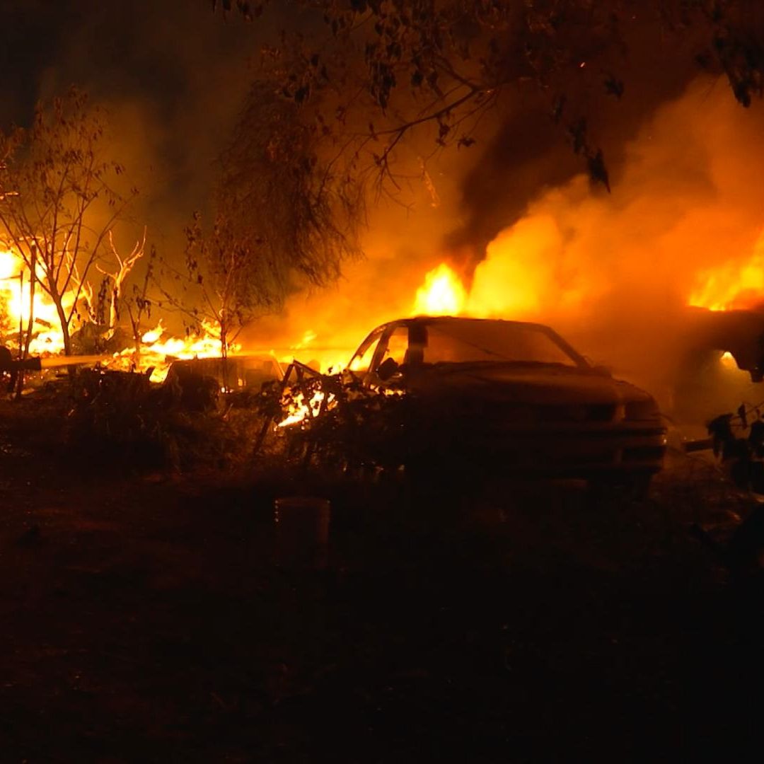 Incendio consume tarimera y ocho vehículos en Apodaca