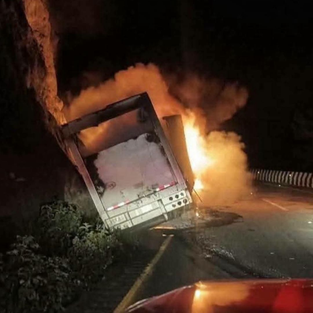 La unidad de carga se consumió en llamas en la cuneta de la carretera.