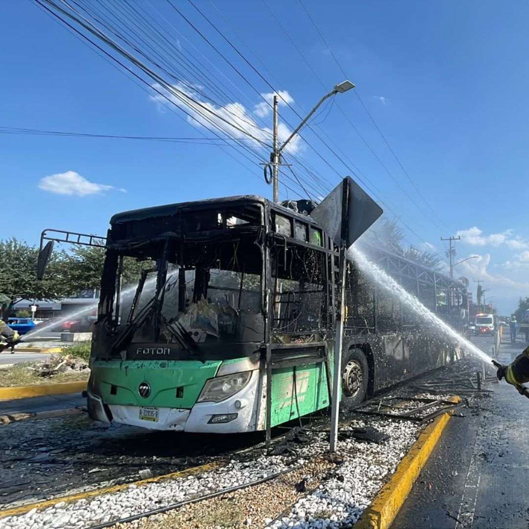 Transmetro Se Incendia en Avenida Sendero en San Nicolás, NL