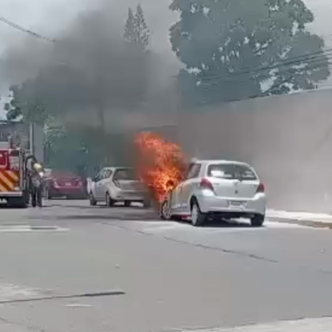 Movilización por incendio de vehículo en Córdoba, Veracruz