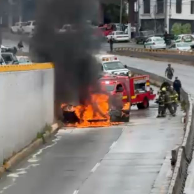 Tráfico intenso en Xalapa por incendio vehicular en distribuidor vial de Xalapa