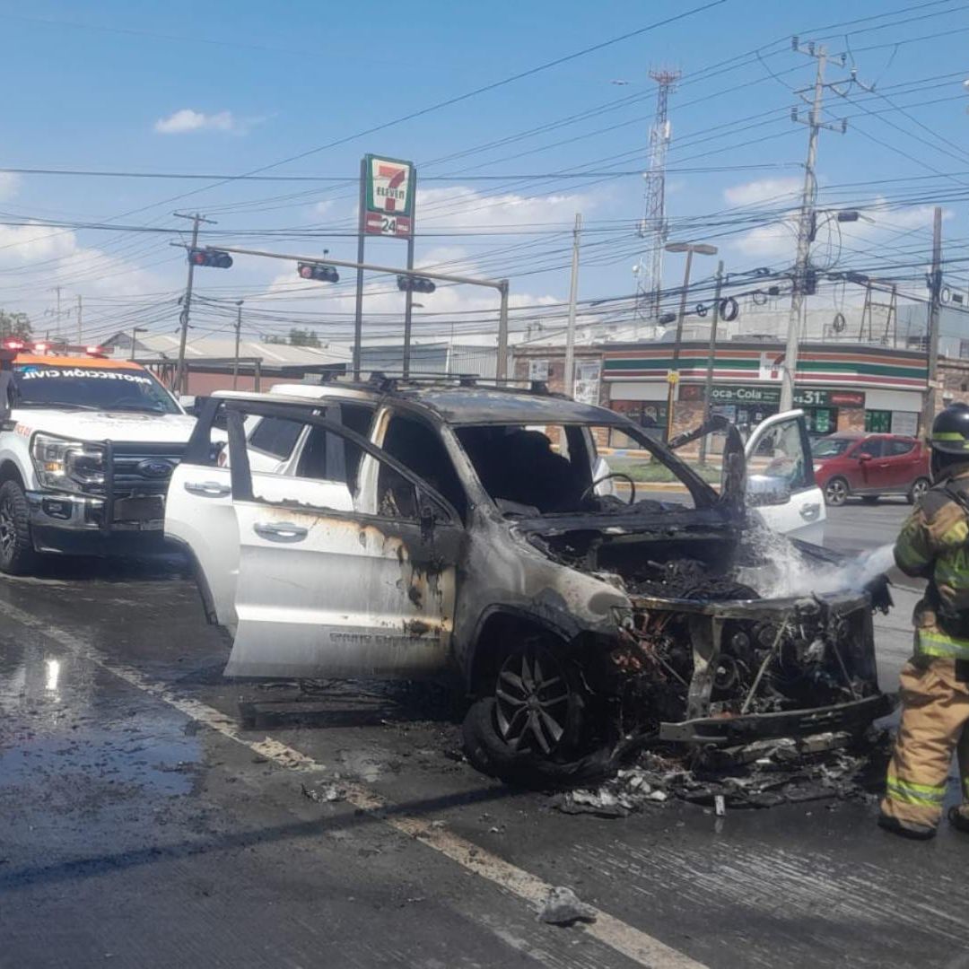 Bomberos controlan el incendio del vehículo