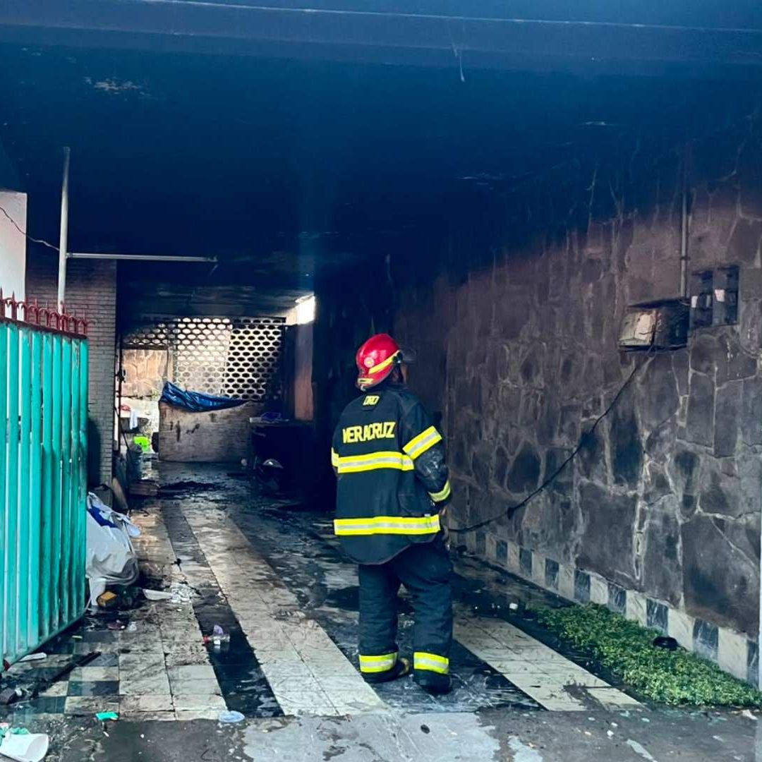 Persona resulta lesionada de un fuerte incendio ocurrido esta madrugada en Veracruz