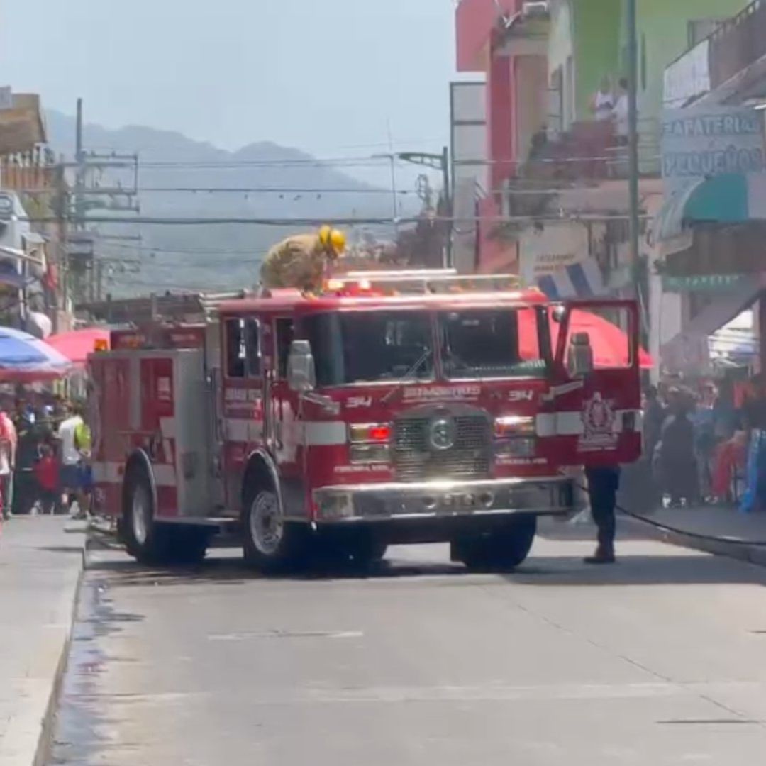 Bomberos y Protección Civil trabajaron para controlar la emergencia. Los daños materiales son cuantiosos
