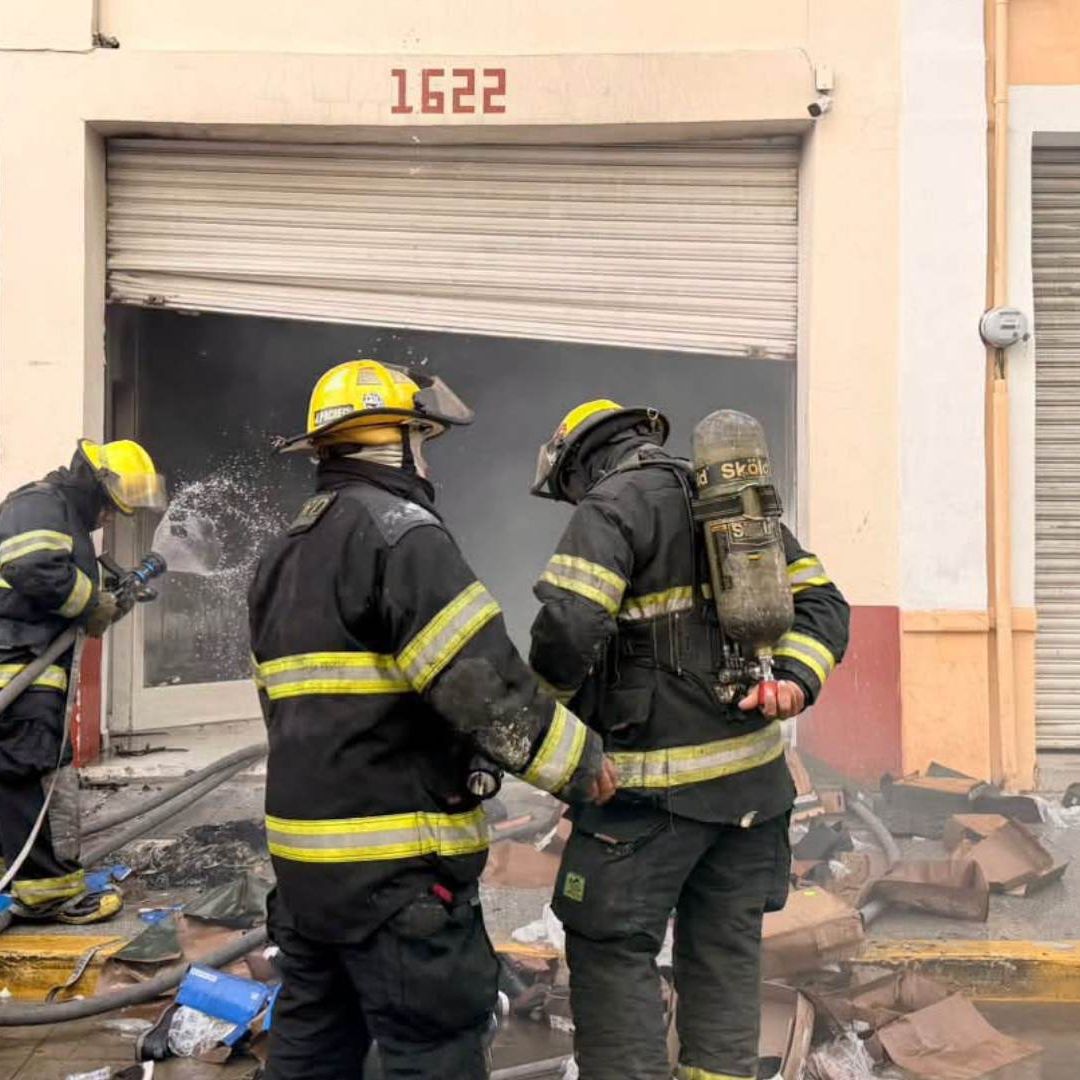 Incendio consume zapatería en el centro histórico de Veracruz