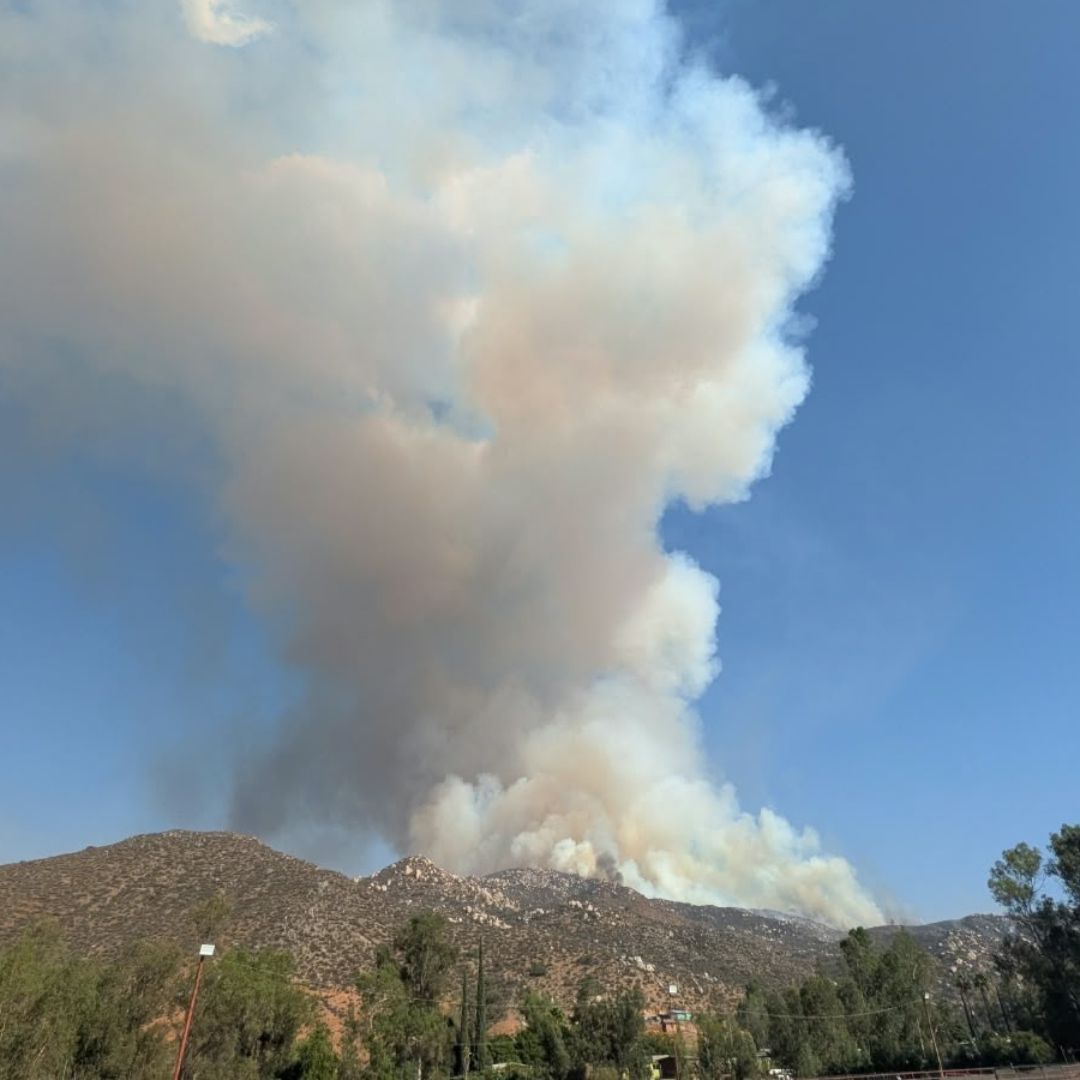 Columna de Humo Provocada por el Incendio Forestal en el Área Rural de Ensenada