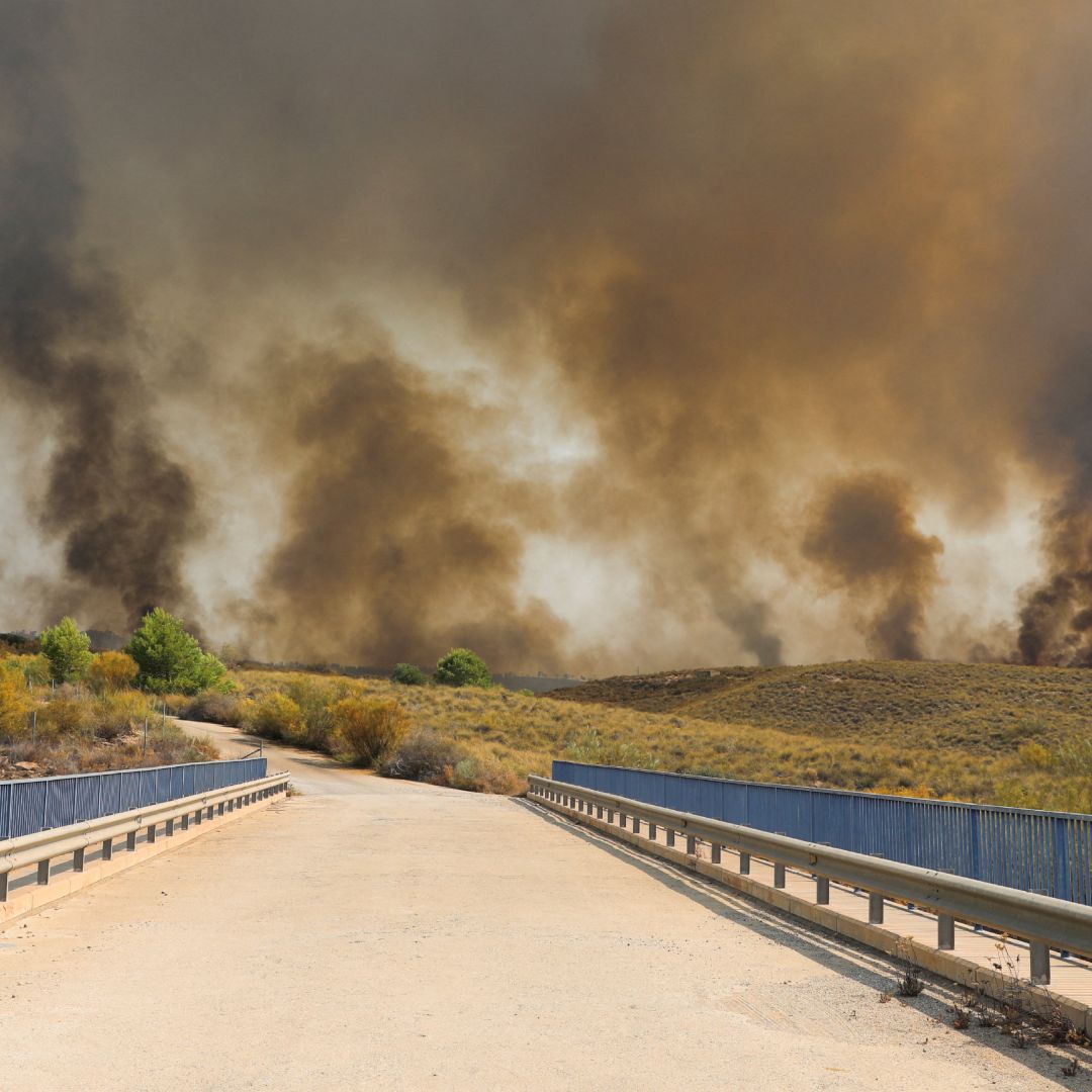 Columnas de humo por incendios en Almería, España.