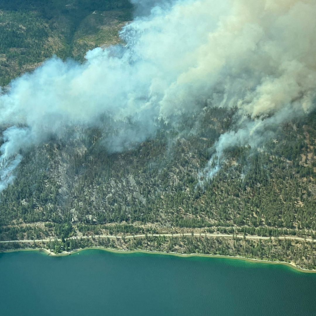Humo cubre parte del área cercana al lago Okanagan tras el avance del incendio forestal