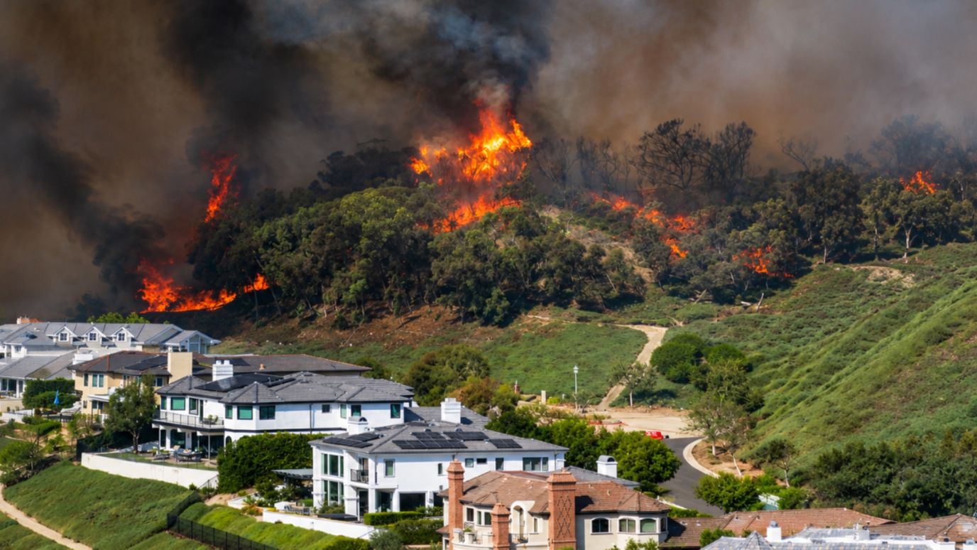 Múltiples Incendios Forestales Arrasan el Sur de California, EUA