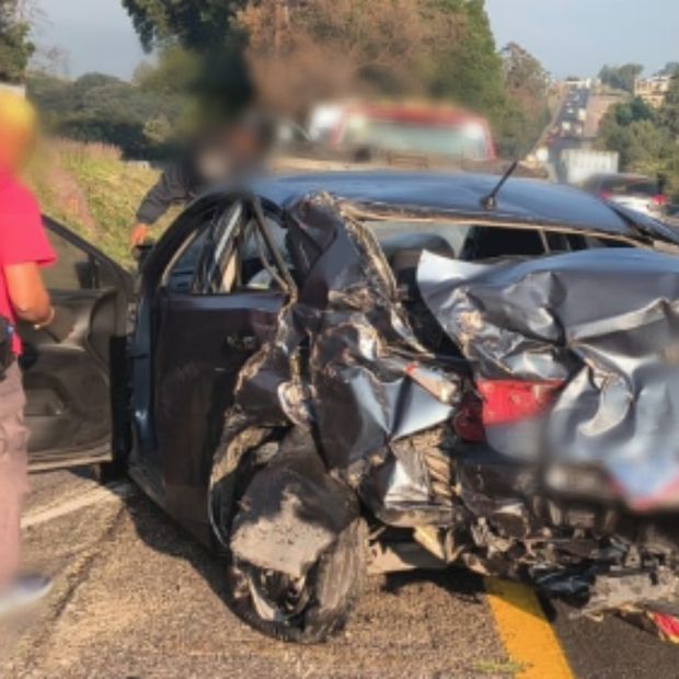 Un auto quedó destruido tras un accidente en el km 116 de la México-Querétaro