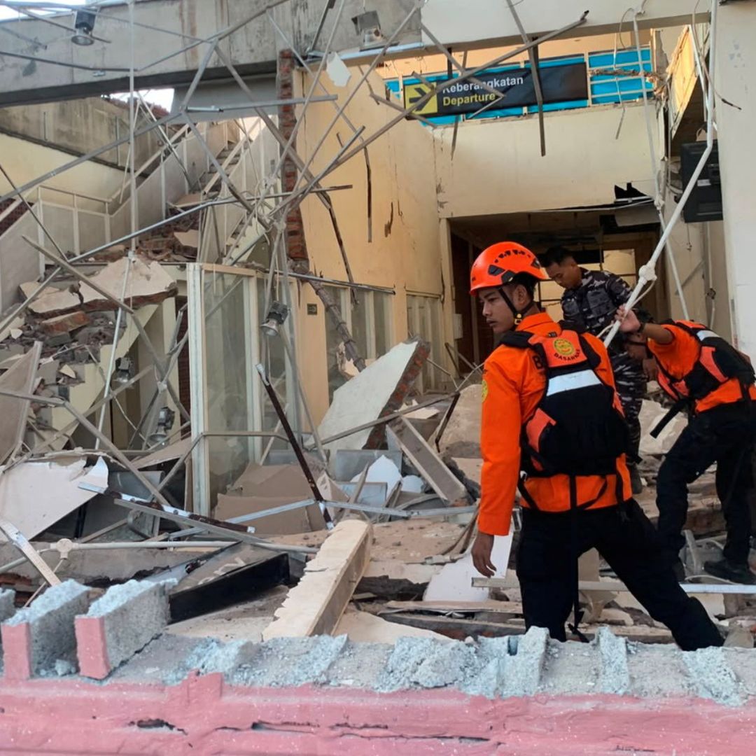 Personal de rescate inspecciona un edifico colapsado tras el terremoto