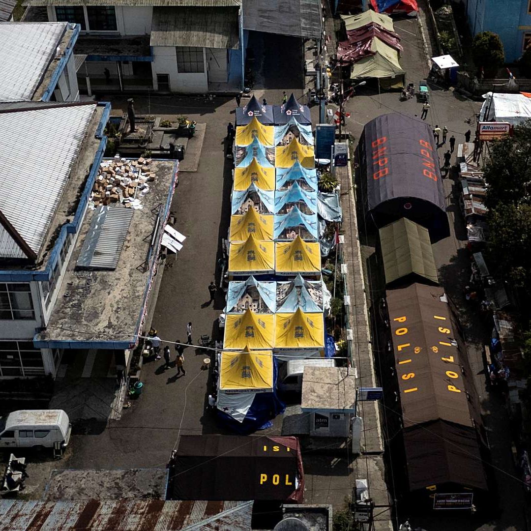 Tiendas de campaña colocadas para atender a pacientes afuera de hospital Ben Mboi Manggarai, que resultó dañado por terremoto en Indonesia. Foto: Reuters