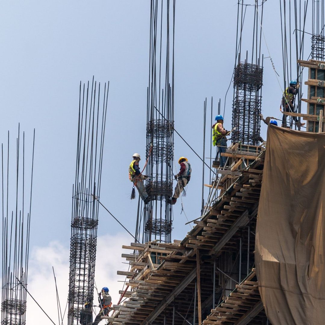 Trabajadores de la construcción laboran sobre avenida Insurgentes, en CDMX, en agosto 2026. Foto: Cuartoscuro