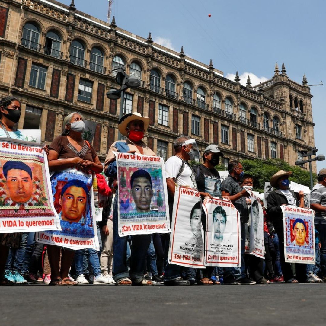 Familiares de los 43 estudiantes desparecidos frente a la SCJN en Ciudad de México el 23 de septiembre de 2020. Foto: Reuters | Archivo