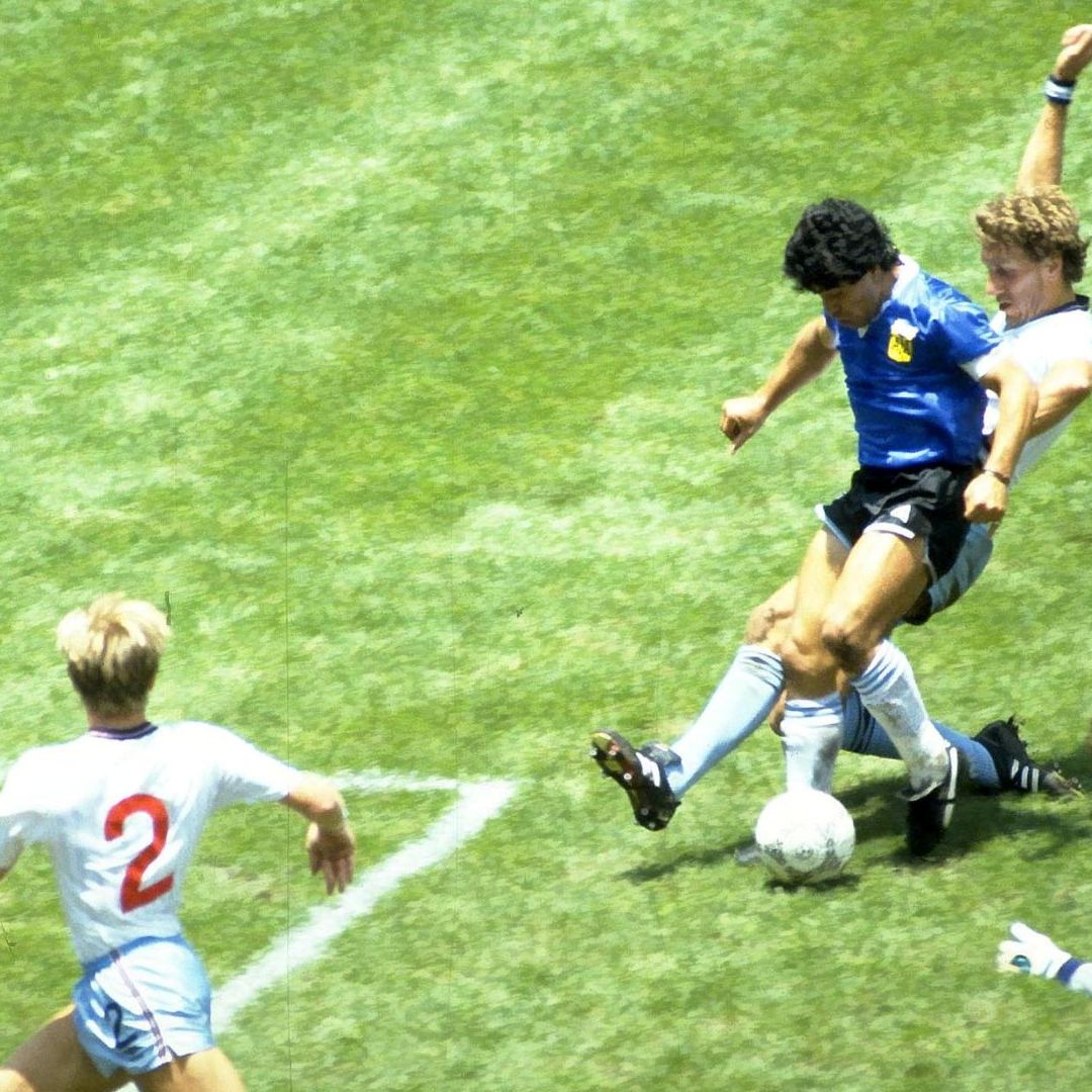 Maradona hizo el gol del siglo, descrito como "Barrilete Cósmico", ante Inglaterra en México 86. Foto: Reuters