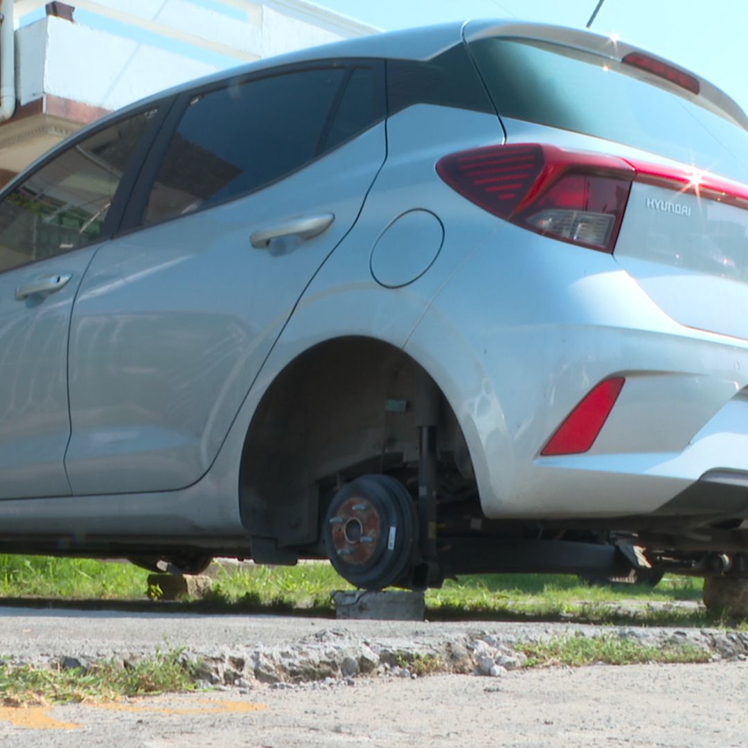 Ladrones Dejan Sobre Tabiques un Vehículo tras Robar las Llantas y los Rines en Veracruz