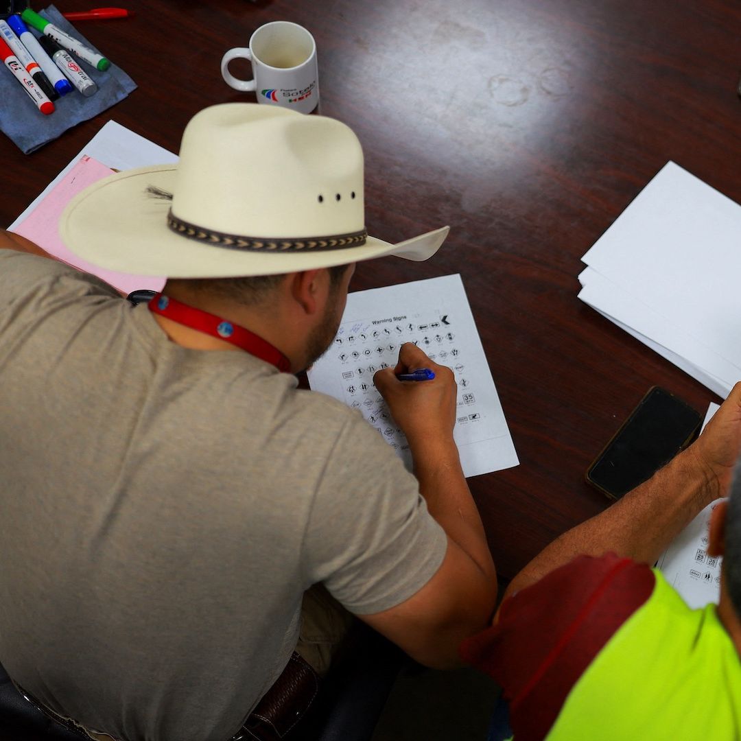 Conductores mexicanos toman clases de inglés