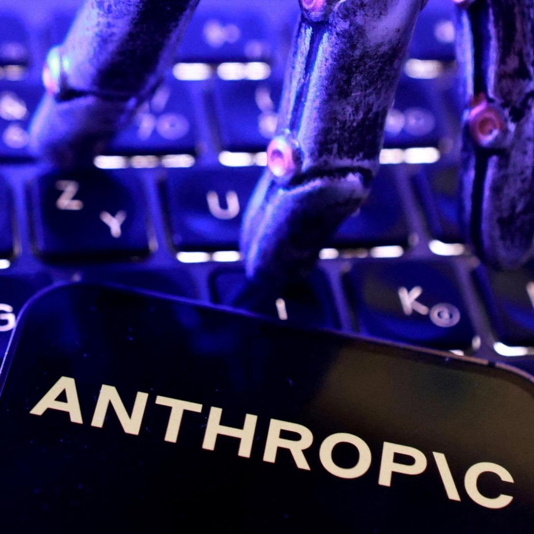 Logotipo de Anthropic y una mano robótica en ilustración tomada el 5 de junio de 2026. Foto: Reuters | Archivo
