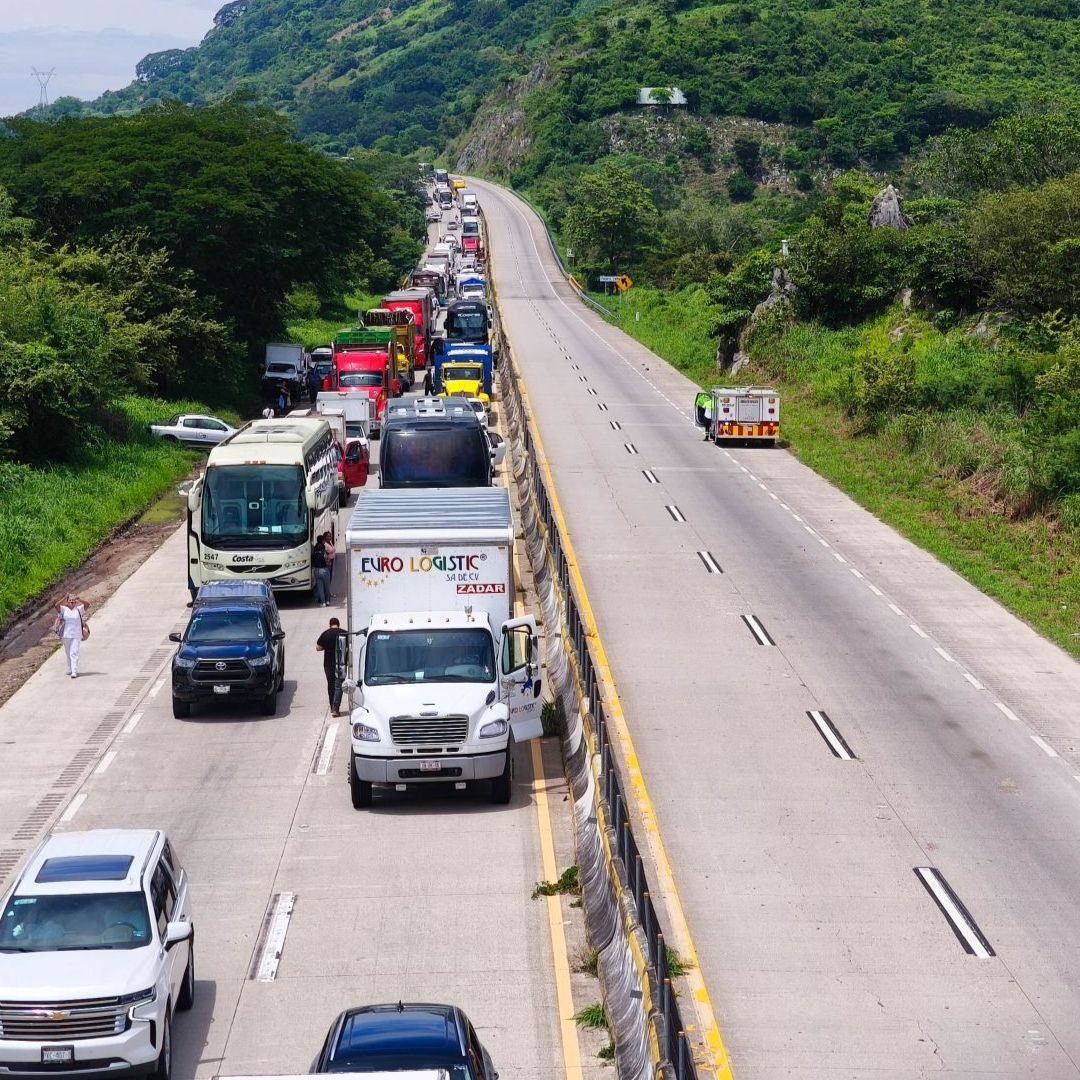Intenso tráfico por bloqueo en la Autopista del Sol.