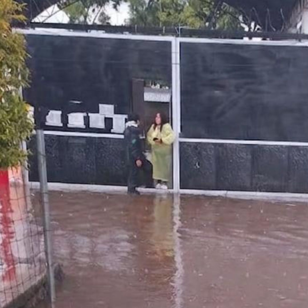 Alumnos Atrapados Lluvia Inundación Escuela Primaria San Francisco Ocotlán Coronango Puebla