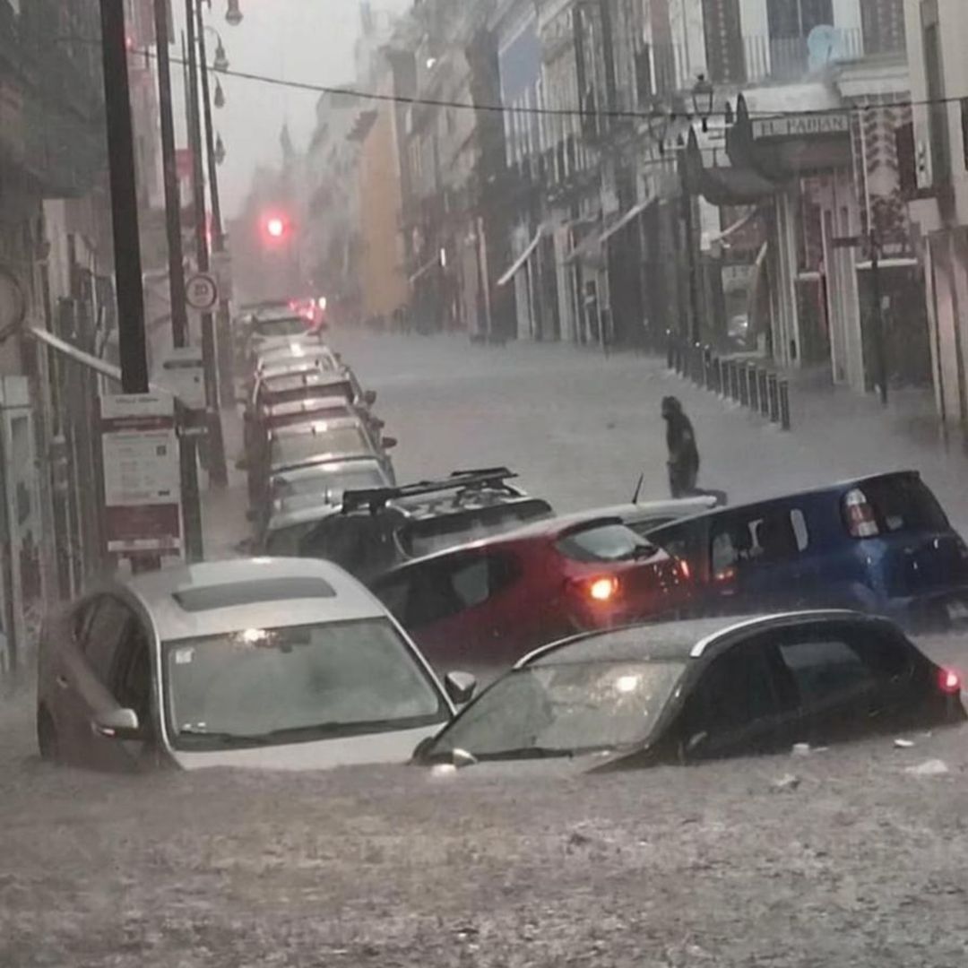 Varios vehículos terminaron bajo el agua por la fuerte lluvia.