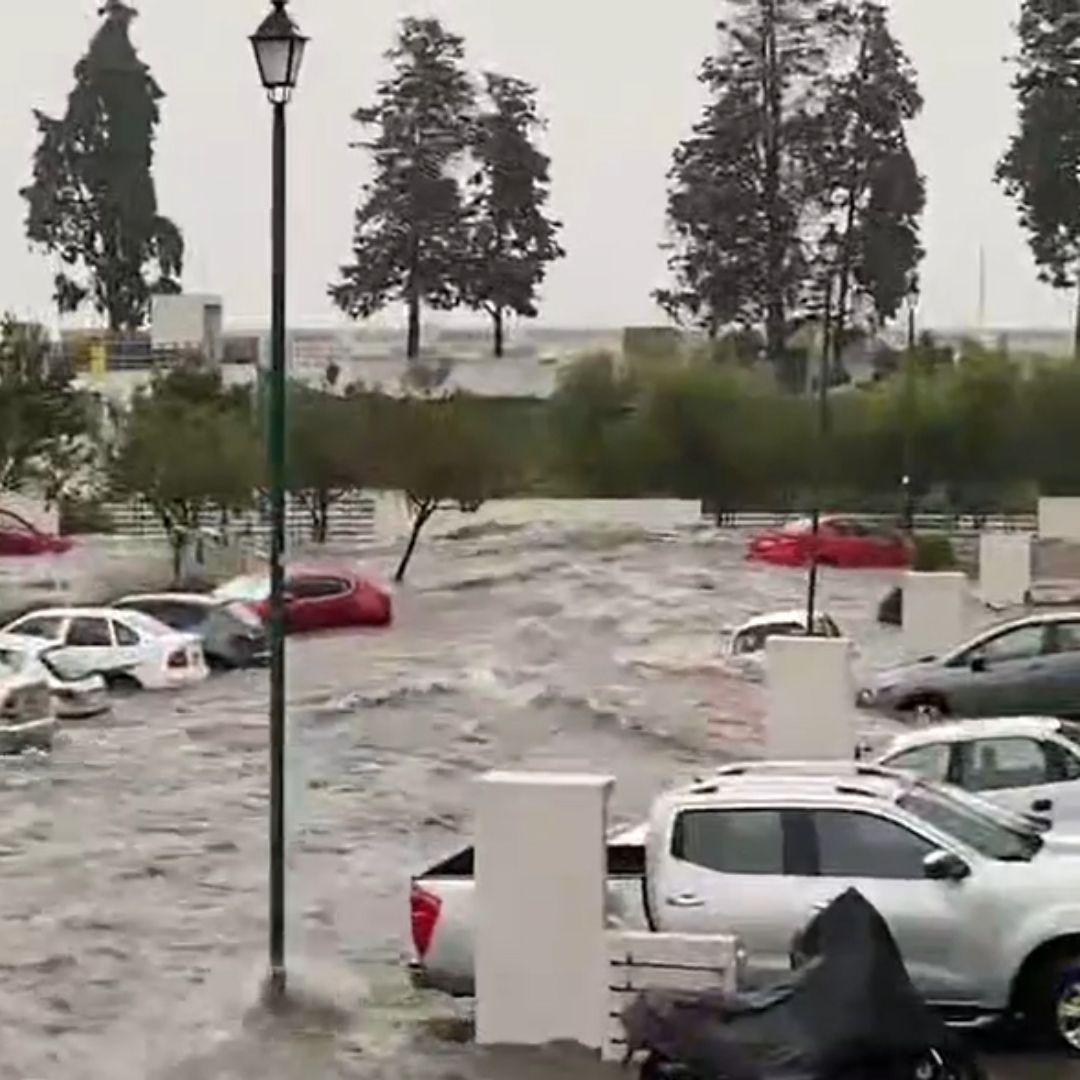 Vecinos solicitan el apoyo urgente de Protección Civil luego de la inundación.