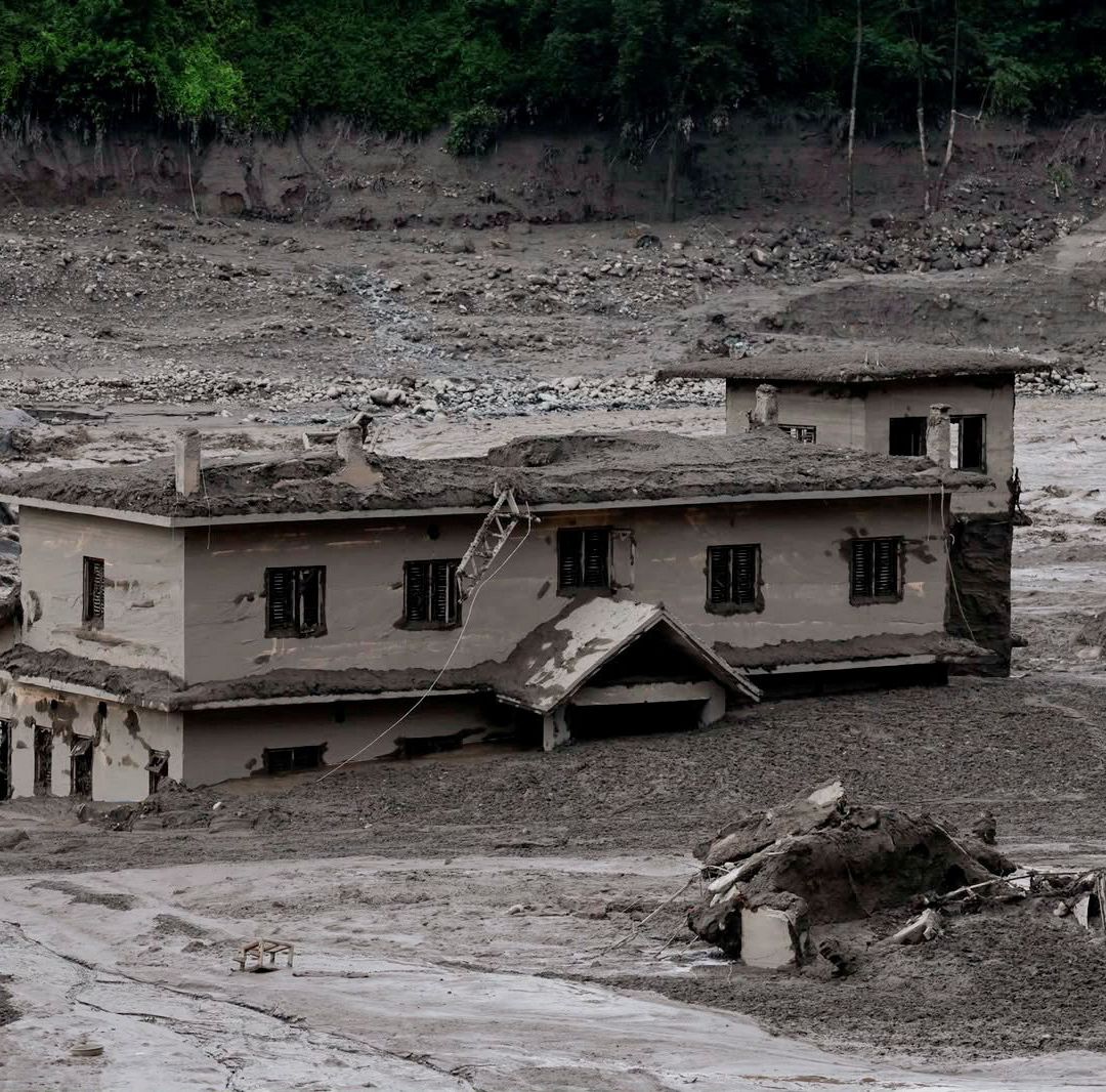 Lodo cubre un inmueble por la inundación en Nepal