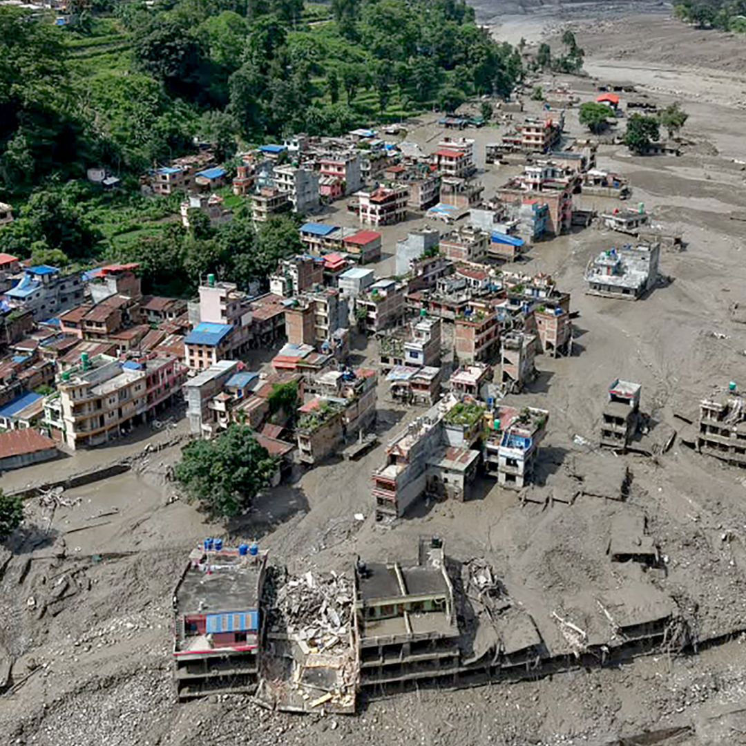 Casas distruidas por una inundación en la frontera entre Nepal y el Tíbet