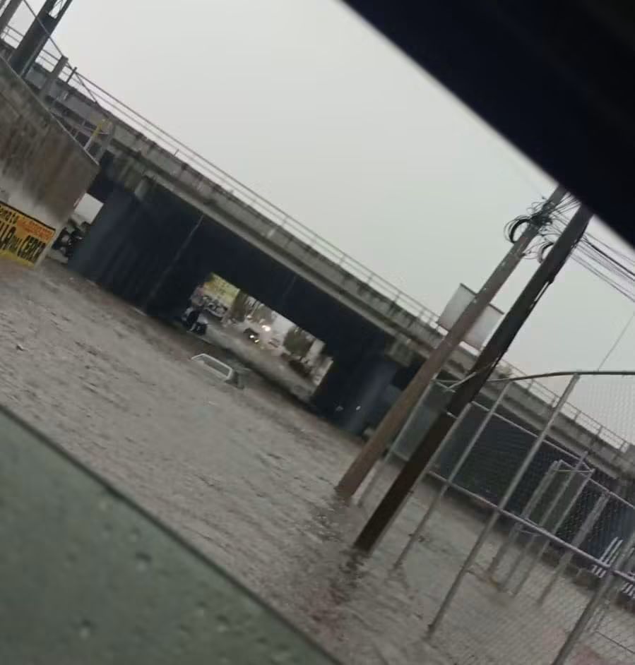 Tres vehículos se quedaron varados en puente de San Salvador Chachapa