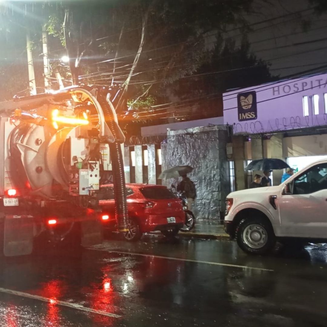 Equipos de emergencia en el Hospital de Psiquiatría de San Fernando