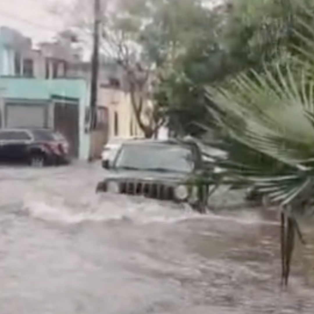 Calles inundadas en San Nicolás de los Garza