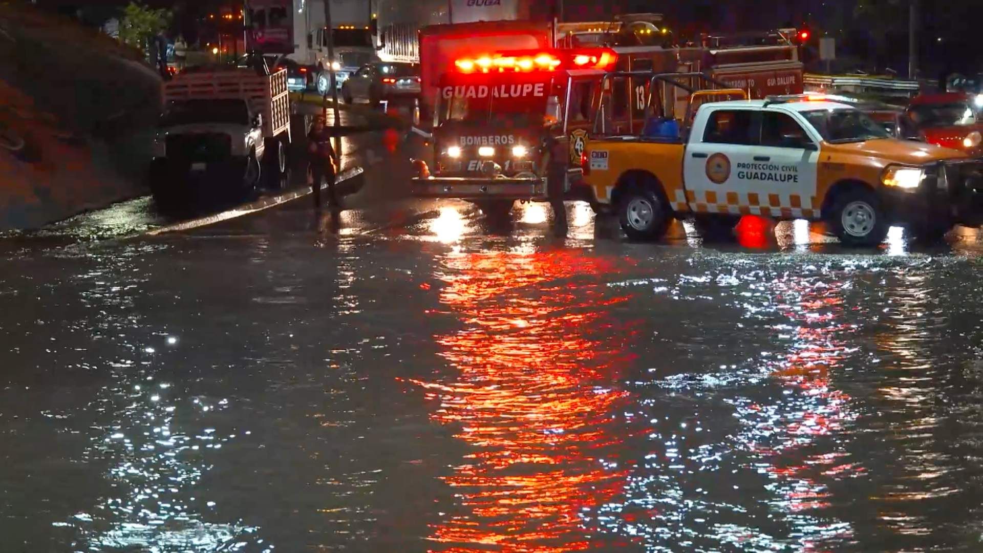 Avenida Pablo Livas inundada en Guadalupe