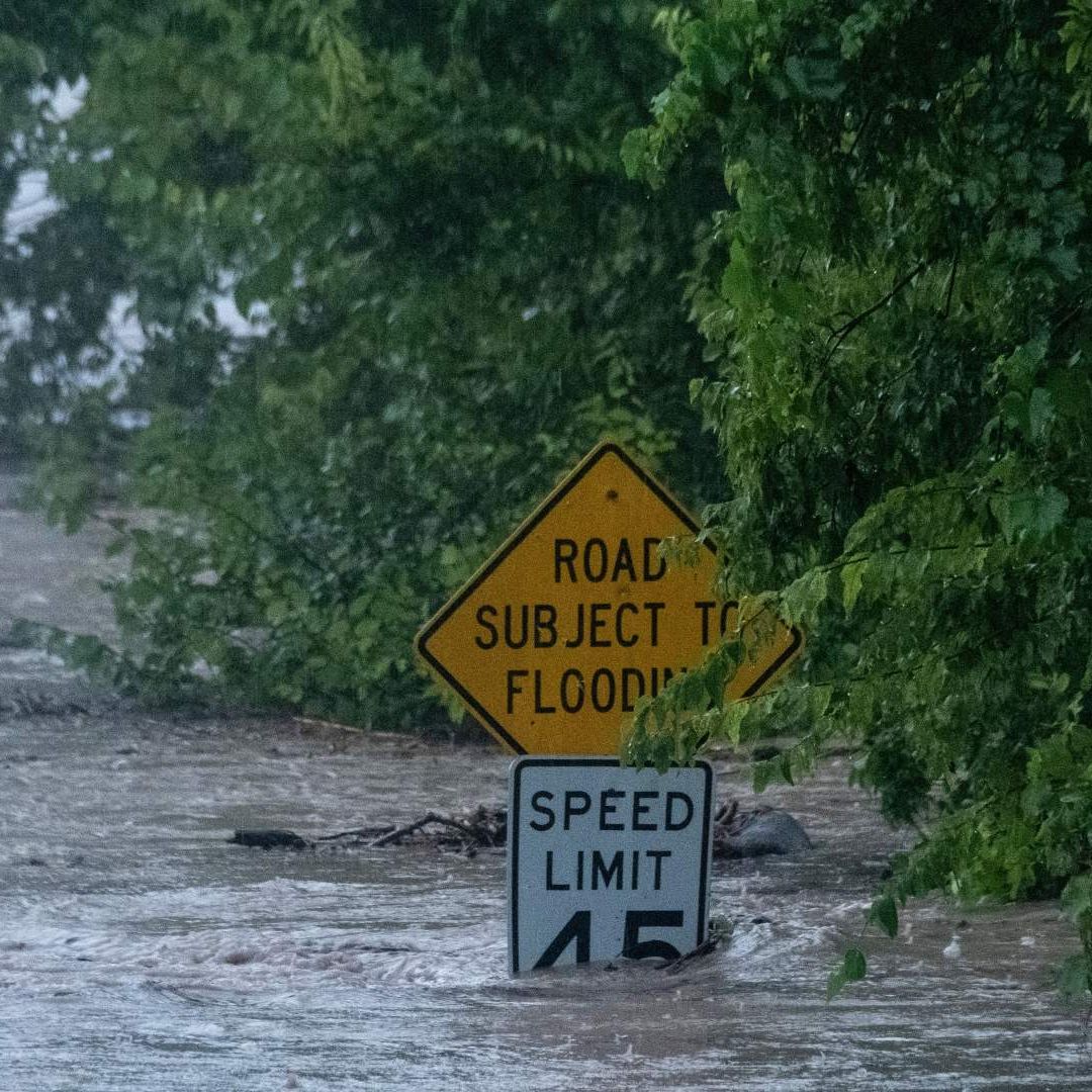 El río Pedernales se desborda a lo largo de la carretera estatal 16 en Fredericksburg, Texas. Foto: AP