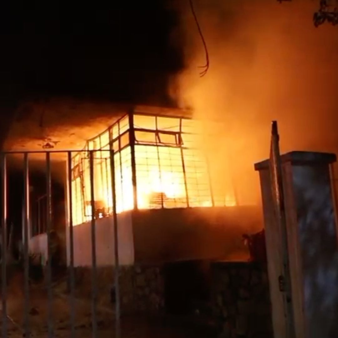 Autoridades investigan incendio presuntamente ocasionado por expareja de la mujer.
