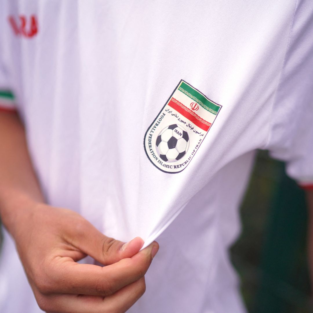 Aficionado iraní muestra la playera del conjunto persa