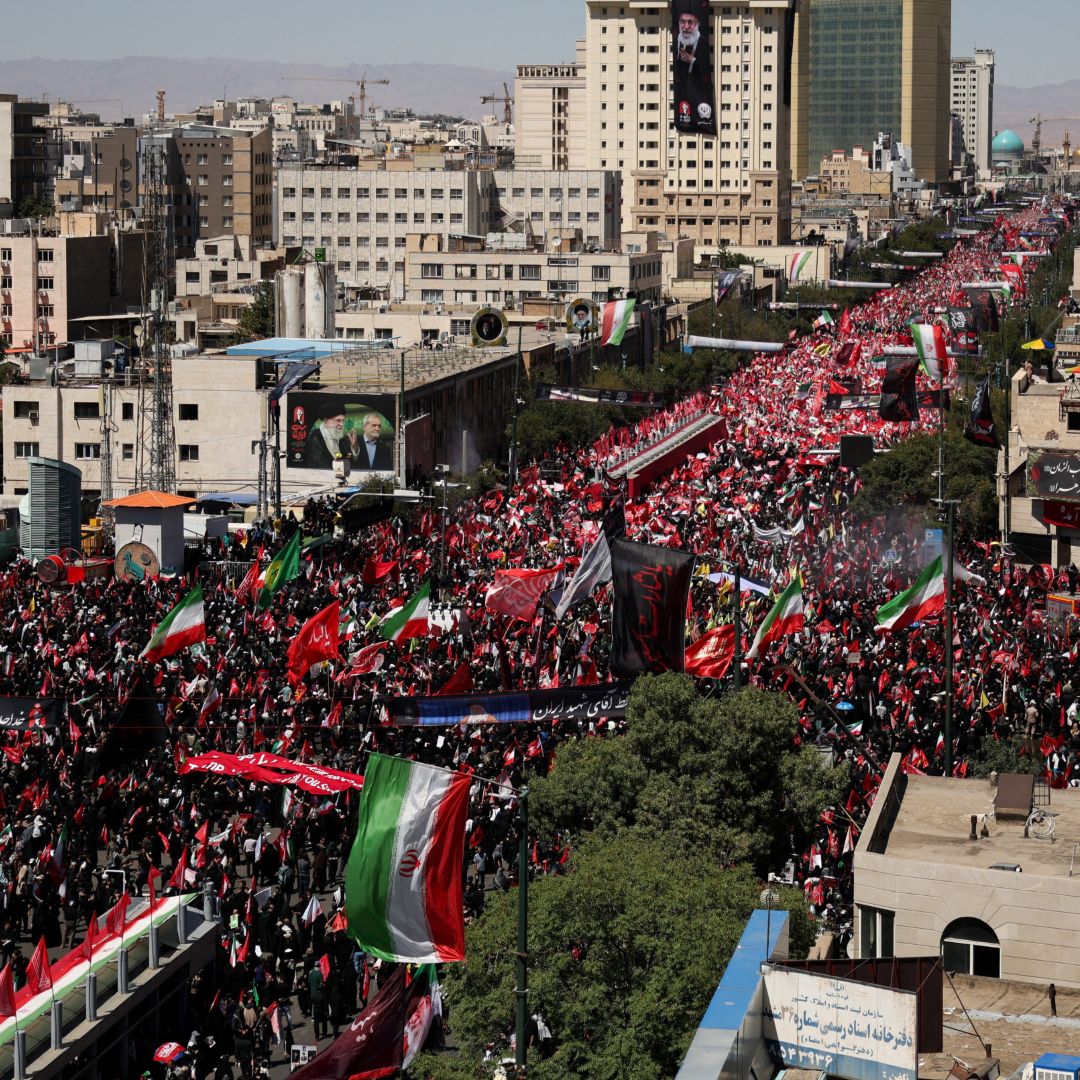 Una multitud se reúne en Mashhad, con motivo del entierro del líder supremo de Irán, el ayatolá Alí Jamenei.