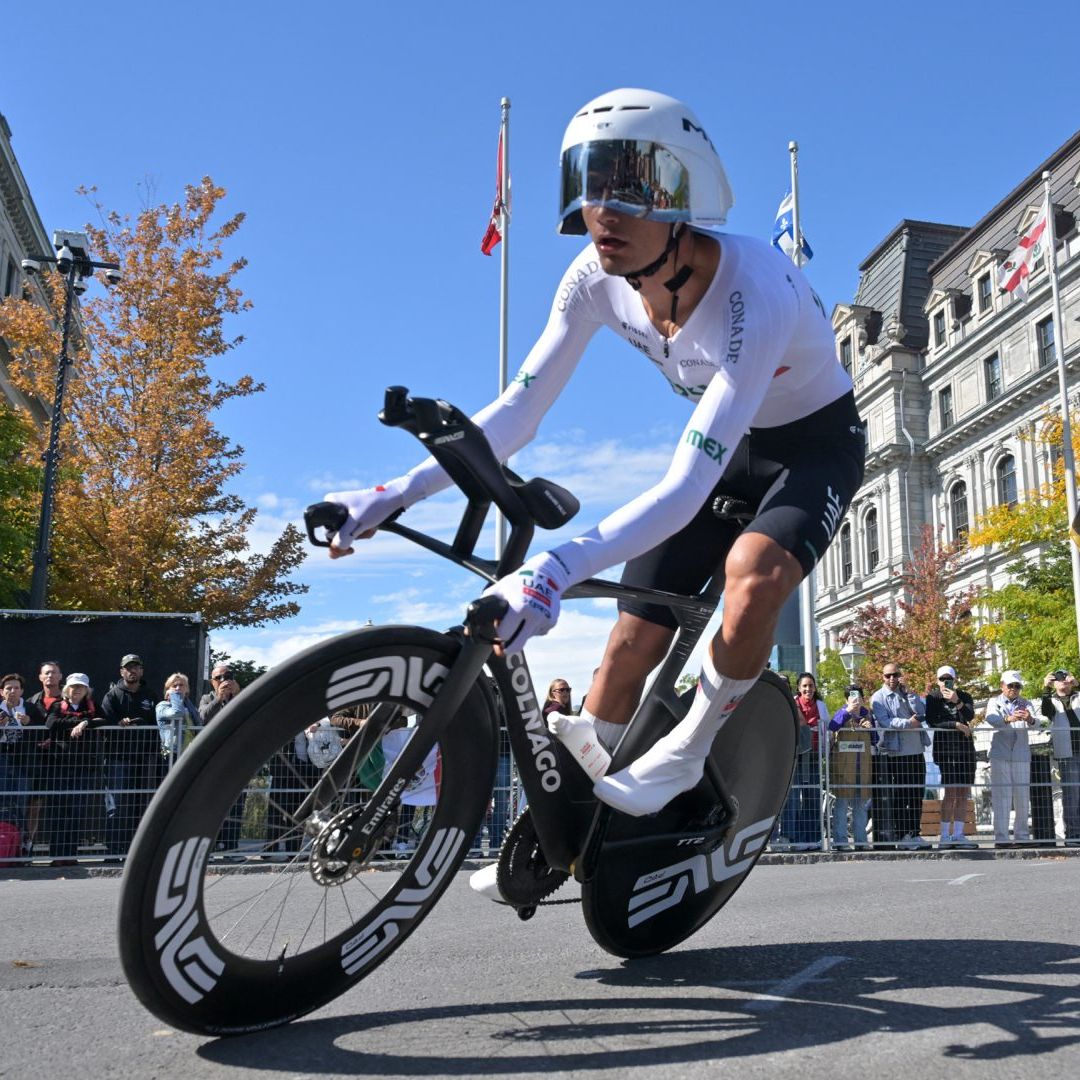 Isaac del Toro durante la ruta del Campeonato Mundial de Ciclismo en Montreal, Canadá.