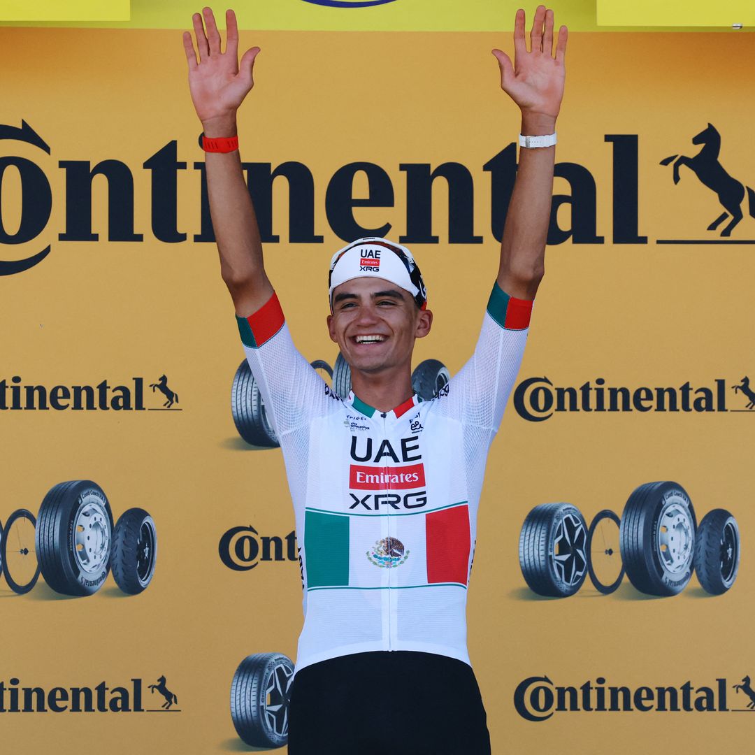 Isaac del Toro celebra triunfo en segunda etapa del Tour de Francia 2026