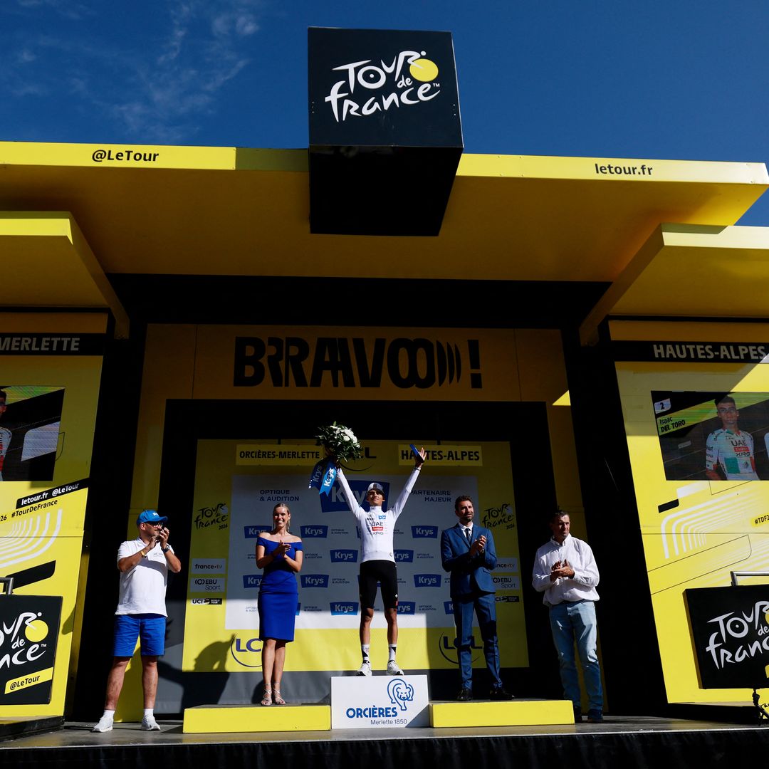 Isaac del Toro celebra en el podio que mantiene el maillot blanco, en la etapa 18 del Tour de Francia